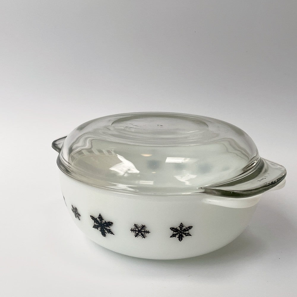 パイレックス Pyrex スノーフレーク ガーランド Snowflake キャセロール 蓋付 ミルクガラス ガラス イギリス JAJ製 オールドパイレックス ビンテージ ■