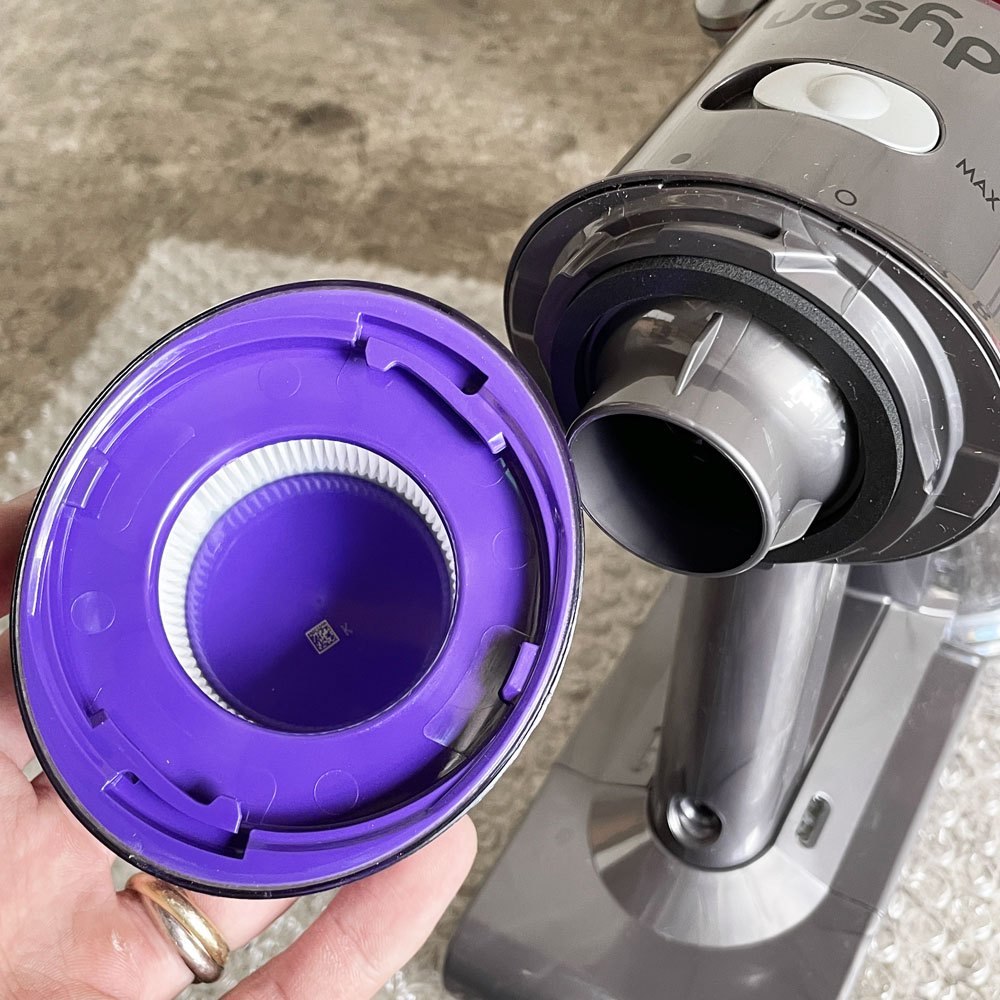 ダイソン dyson V8 Slim Fluffy Extra SV10K コードレスクリーナー 掃除機 アタッチメント付 2023年製 ■