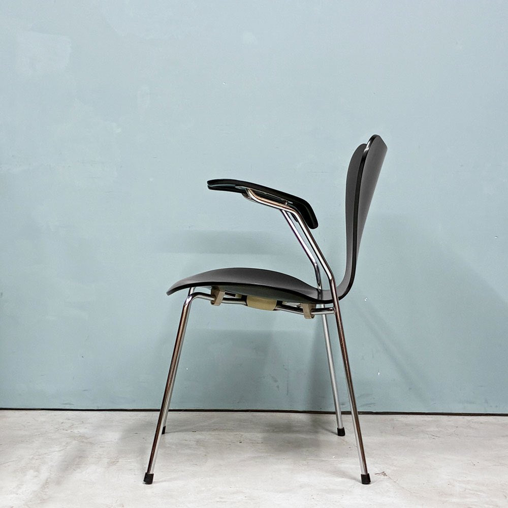 フリッツハンセン Fritz Hansen 3207 セブンチェア アームチェア ブラック ラッカー再塗装品 アルネ・ヤコブセン 北欧家具 参考定価￥146,080- ◎