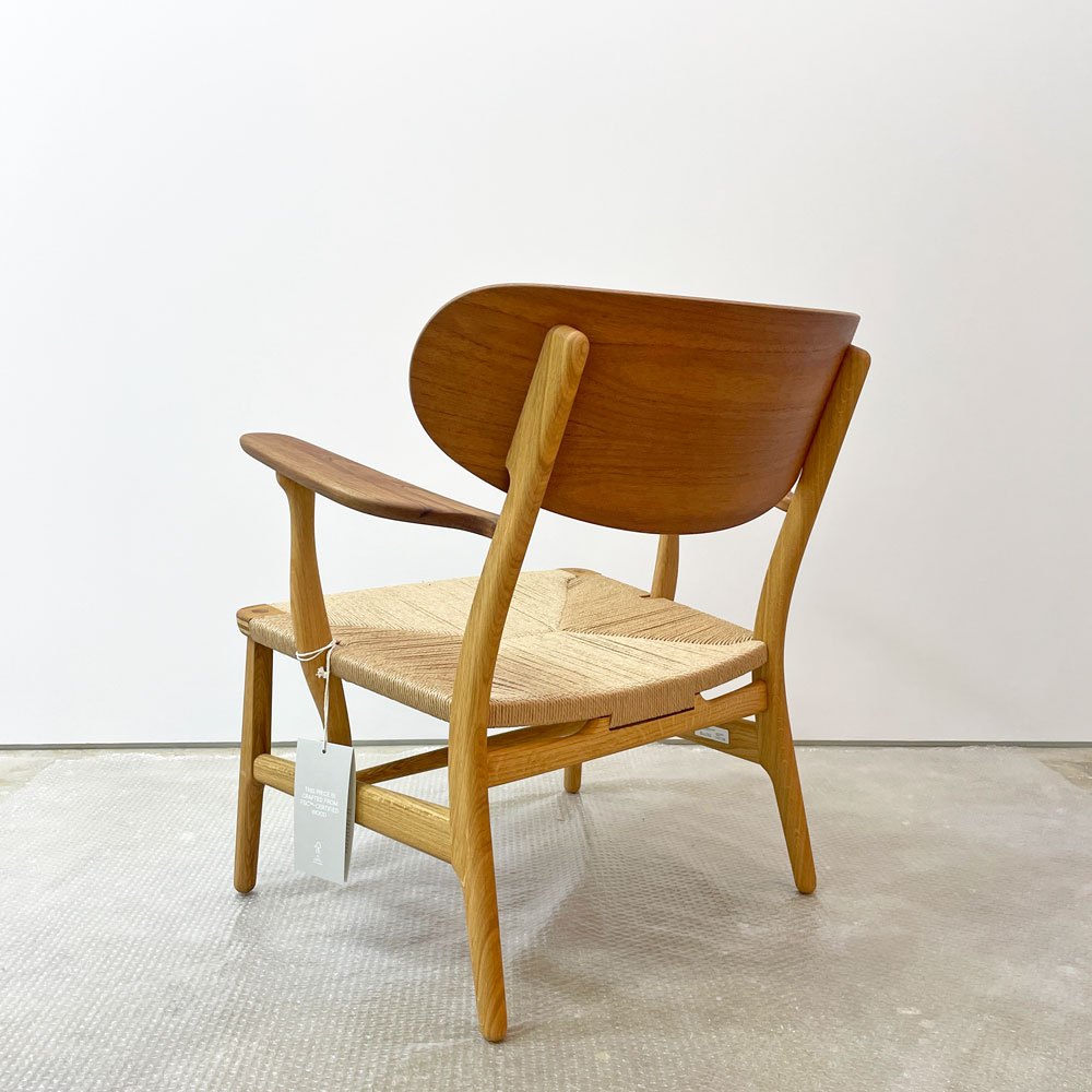 カールハンセン＆サン Carl Hansen & Son CH22 ラウンジチェア オーク材 × チーク材 ミックスコンビネーション オイルフィニッシュ ハンス・J・ウェグナー 未使用保管品 定価492,800円 ●