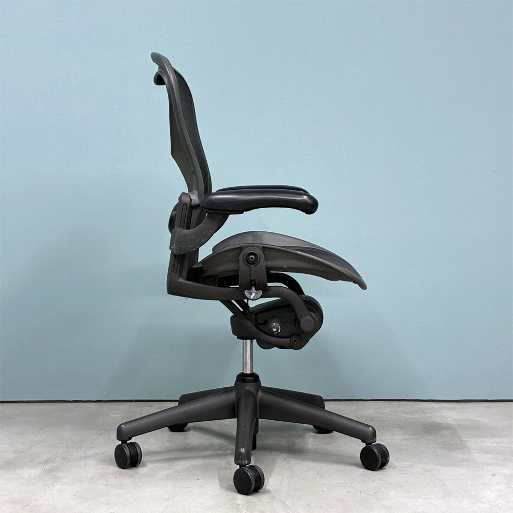 ハーマンミラー HermanMiller アーロンチェア ライト Bサイズ クラシックカーボンメッシュ ランバーサポート グラファイトベース ◎