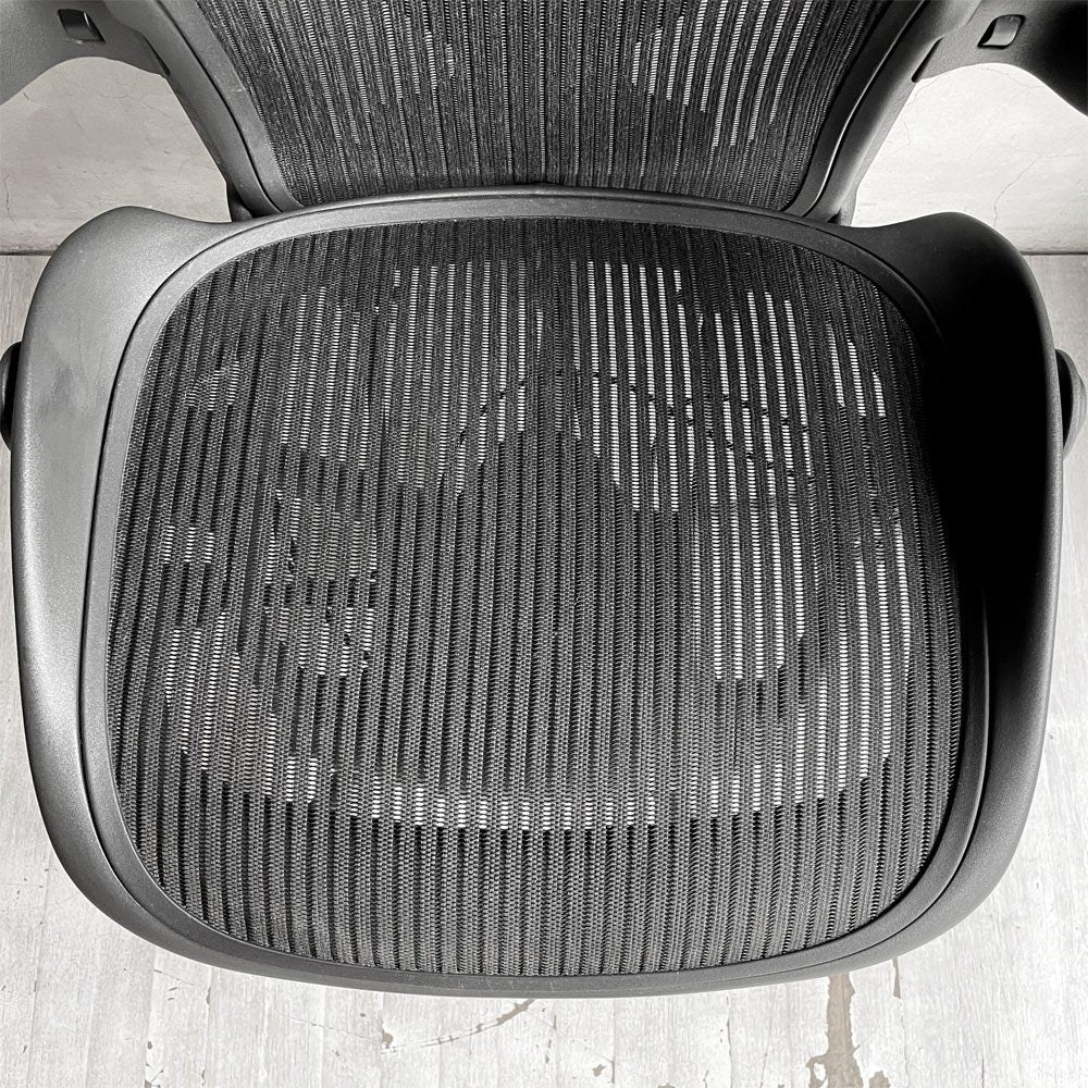 ハーマンミラー Herman Miller アーロンチェア Bサイズ ポスチャーフィット フル装備 クラシックカーボンメッシュ グラファイトベース ビル・スタンフ ＆ ドン・チャドウィック バナナクッション新品 ♪