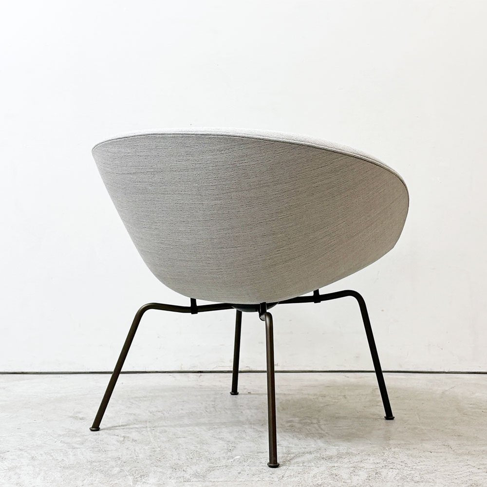 フリッツハンセン Fritz Hansen ポットチェア 3318 POT ラウンジチェア ファブリック クリスチャンハウン ベージュ ブラウンブロンズレッグ アルネ・ヤコブセン デンマーク 定価￥297,880- 展示品 ●