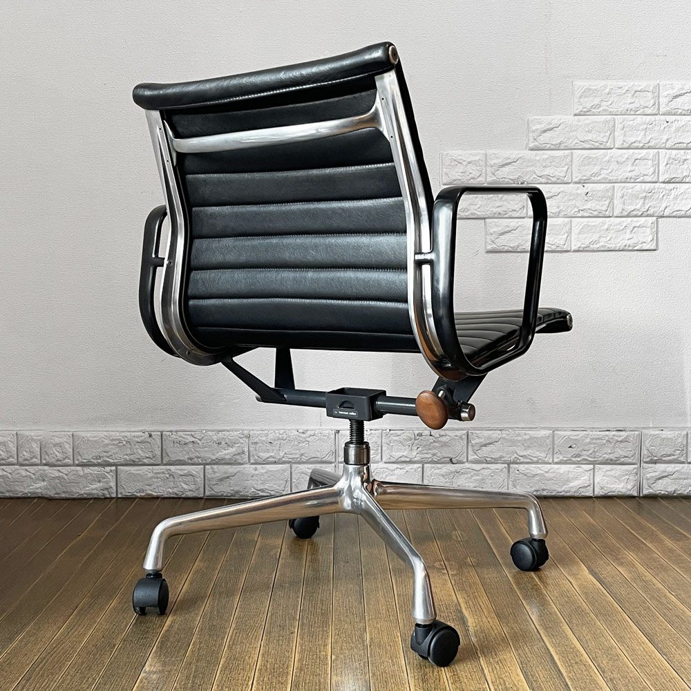 ハーマンミラー Herman Miller アルミナムグループ マネジメントチェア デスクチェア 本革 4本脚 アームチェア キャスター イームズ ビンテージ ◎