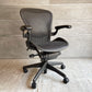 ハーマンミラー Herman Miller アーロンチェア Bサイズ ランバーサポート フル装備 クラシックカーボンメッシュ グラファイトベース ビル・スタンフ ＆ ドン・チャドウィック バナナクッション新品 ♪