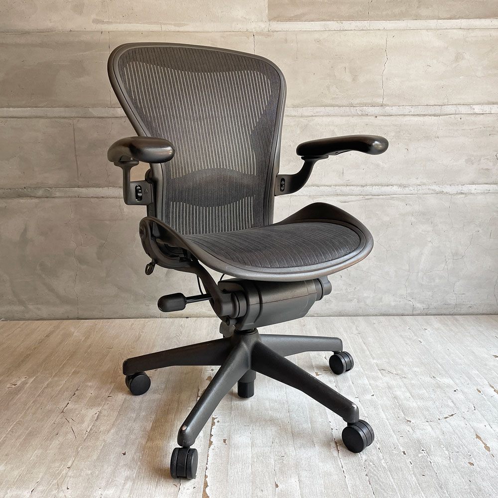 ハーマンミラー Herman Miller アーロンチェア Bサイズ ランバーサポート フル装備 クラシックカーボンメッシュ グラファイトベース ビル・スタンフ ＆ ドン・チャドウィック バナナクッション新品 ♪