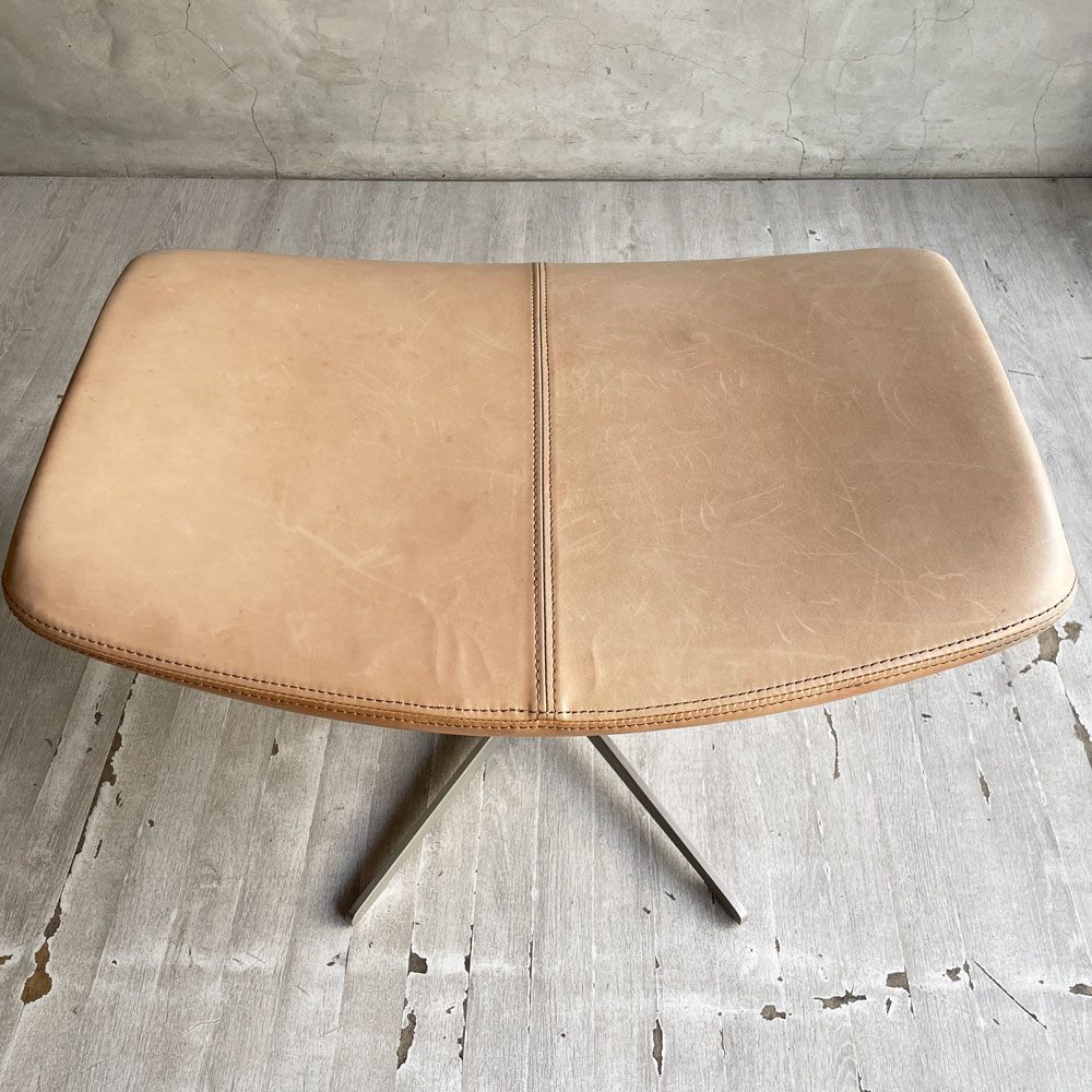 ボーコンセプト BoConcept スキラ Squilla ラウンジチェア 回転ベース オットマン付き 5本脚ベース レザー 本革 ベージュ系カラー デンマーク♪