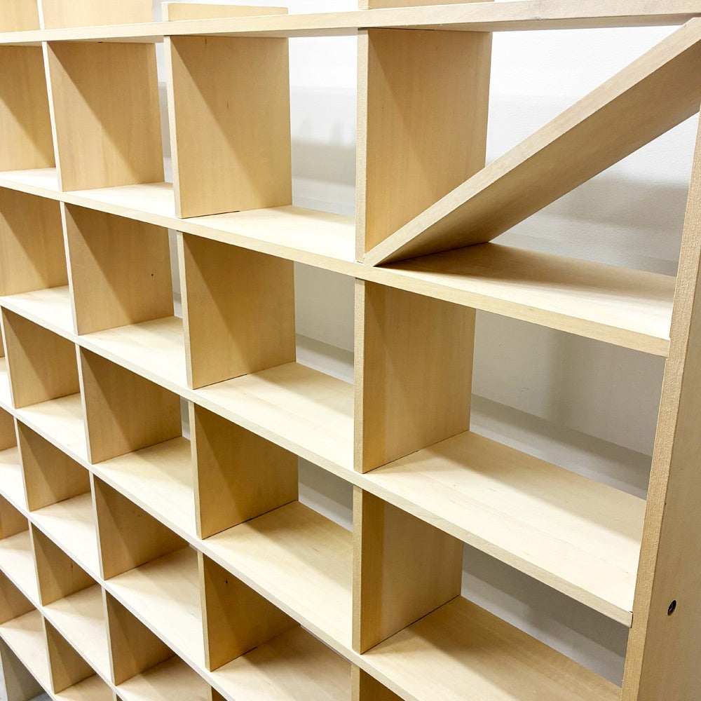 マルゲリータ margherita シェルフ シナ材 壁一面のA5判本棚 奥行180mm 縦10コマ×横7コマ SLF-A5-2400-2400 オープンシェルフ 店舗什器 ●