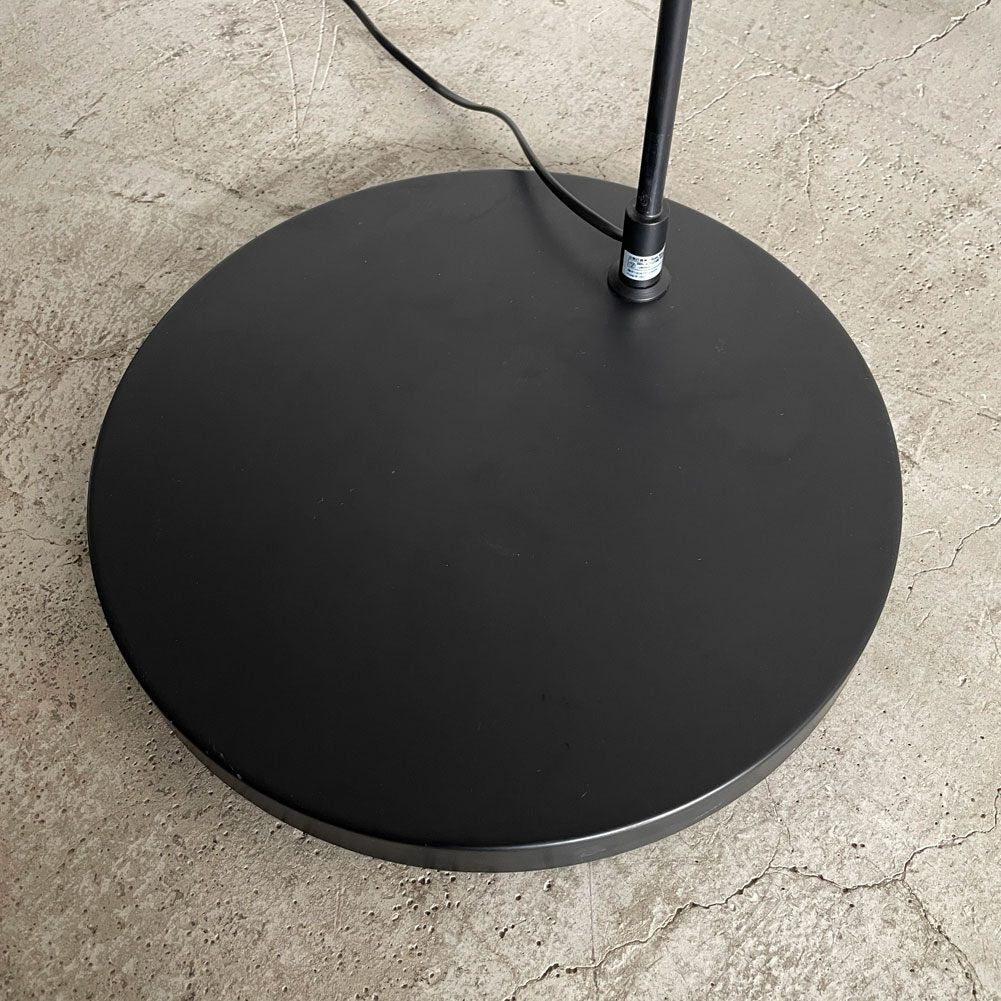 ボーコンセプト BoConcept クタ Kutaフロアランプ H200cm スタンドライト リビング照明 フロアスタンド ブラックメタル デンマーク 北欧家具 参考価格16.9万円 〓