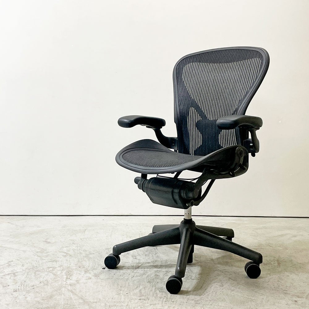ハーマンミラー Herman Miller アーロンチェア Bサイズ ポスチャーフィット ヘッドレスト付き フル装備 グラファイト ビル・スタンフ＆ドン・チャドウィック ●