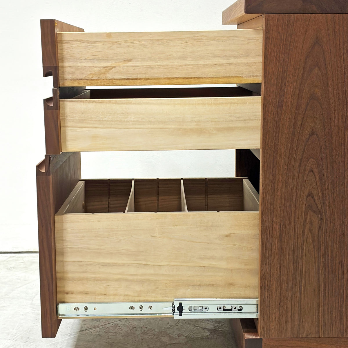 白川家具 Shirakawa ウォールナット無垢材 デスク＋ワゴンセット 2口電源 配線孔  飛騨家具 モダンデザイン ●