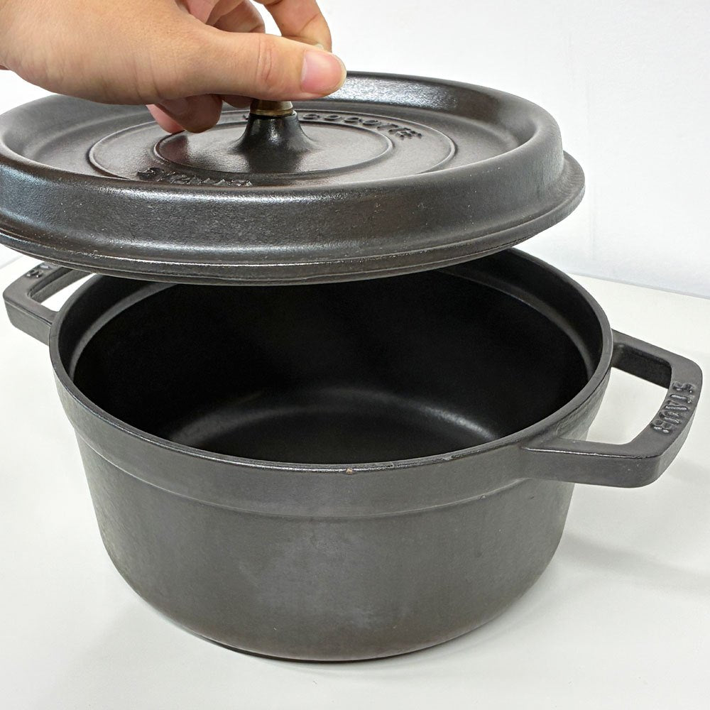 ストウブ STAUB ピコ ココット ラウンド 両手鍋 ブラック 22cm 鋳物 キャセロール ガス オーブン IH対応 フランス ◎