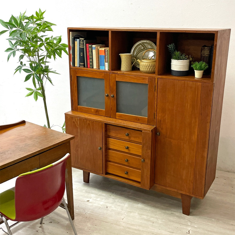 アジアン チーク無垢材 キャビネット ガラス扉 引き出し4杯 飾り棚 本棚 立ち脚家具 ●