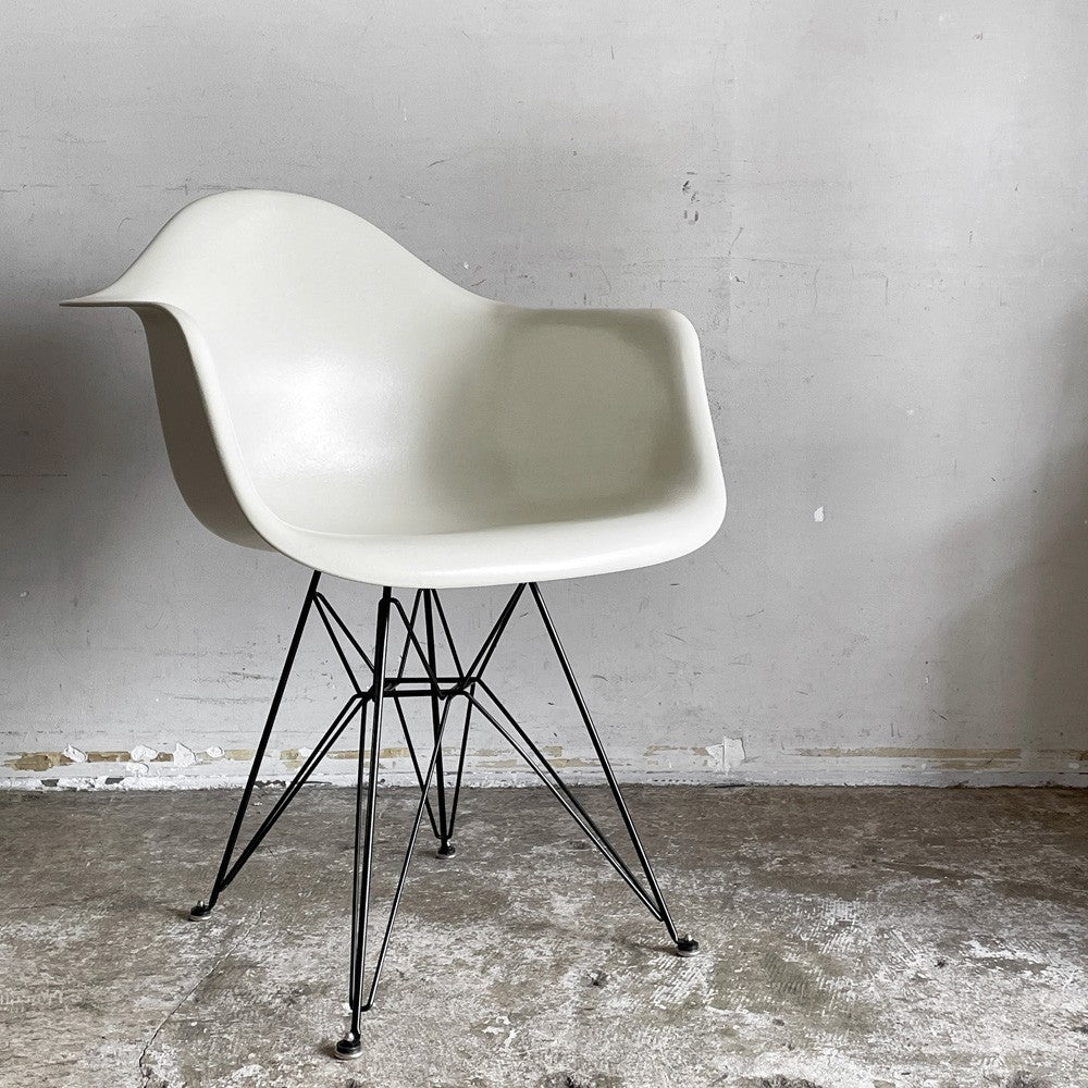 ハーマンミラー Herman Miller アームシェルチェア 現行FRP製 パーチメント エッフェルベース C&R イームズ ミッドセンチュリー  ■