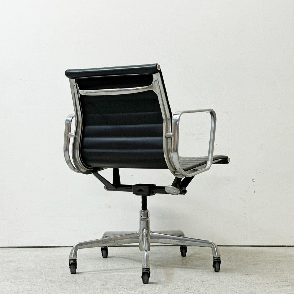 ハーマンミラー Herman Miller アルミナムグループ マネジメントチェア 本革 ブラック 回転式昇降 5本脚 キャスター付 C&R イームズ ●