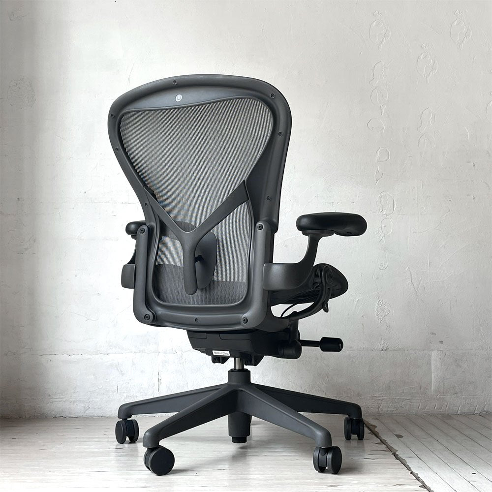 ハーマンミラー Herman Miller アーロンチェア デスクチェア リマスタード ライト Bサイズ グラファイトベース ビル・スタンフ ＆ ドン・チャドウィック ポスチャーフィット ★