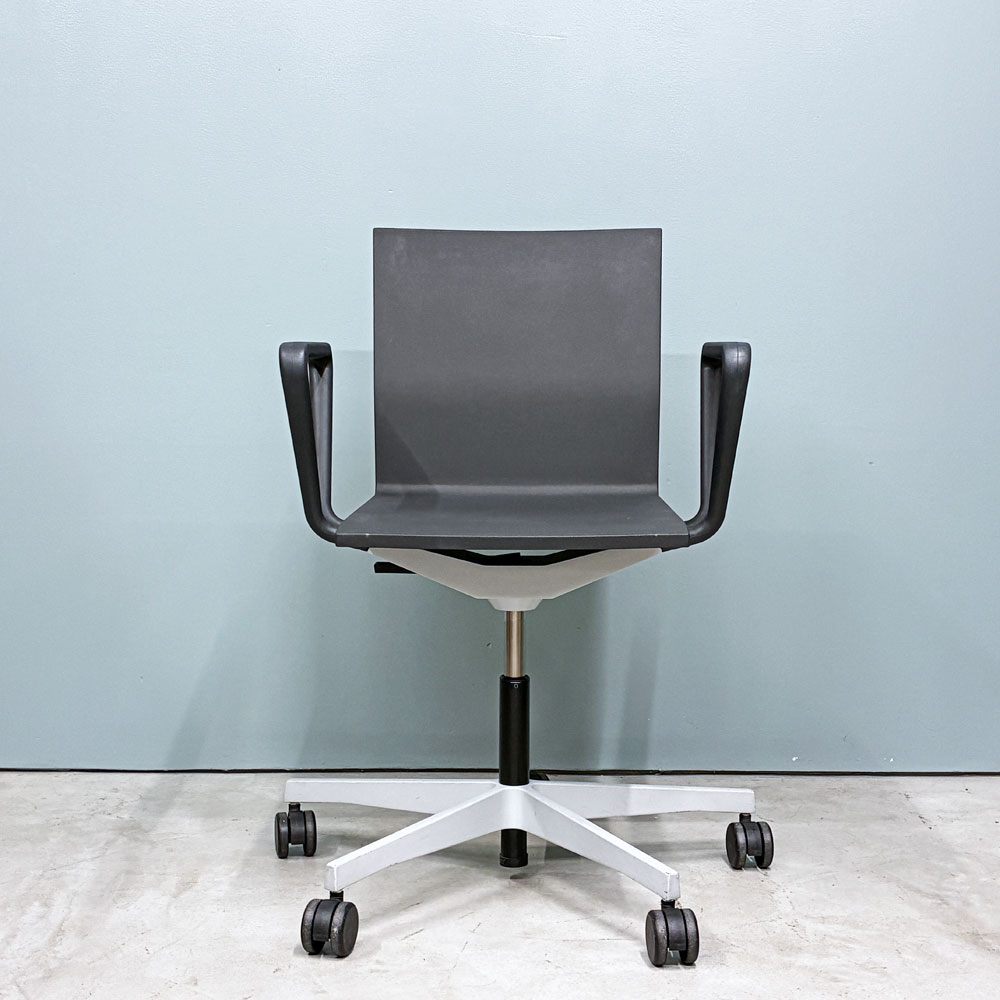 ヴィトラ vitra ゼロフォー 04. スタジオチェア デスクチェア アームレスト付 ブラック マールテン・ヴァン・セーヴェレン 昇降機能 定価202,400円 ◎