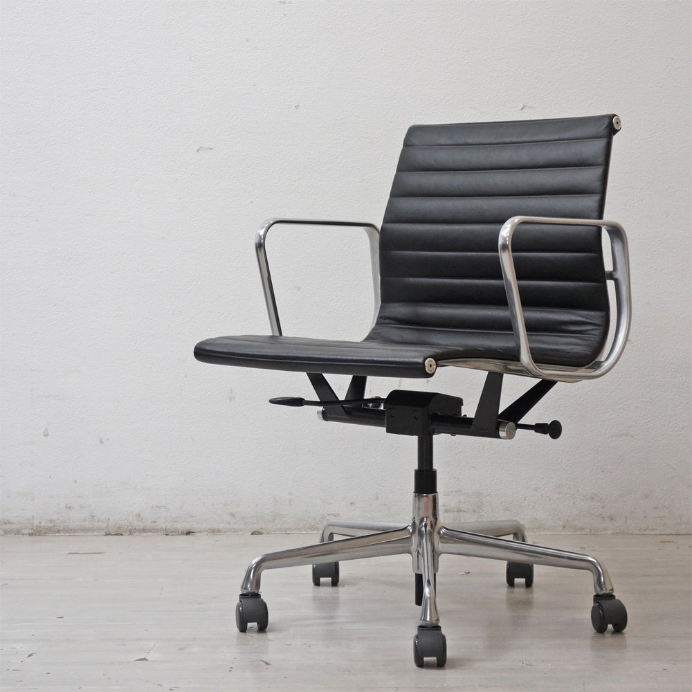 ハーマンミラー Herman Miller イームズアルミナムグループチェア マネージメントチェア アルミバフベース ガス圧昇降仕様 5本脚 キャスタータイプ 本革 イームズ F ●