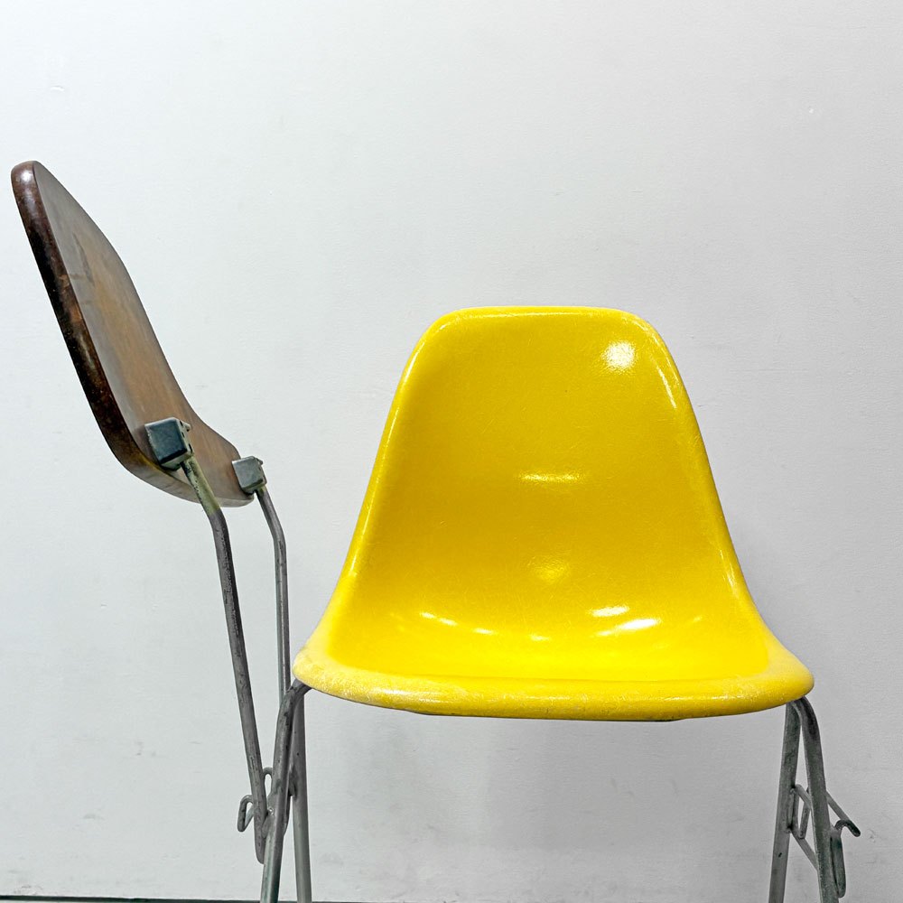 ハーマンミラー Herman Miller サイドシェルチェア セカンド 2ndビンテージ FRP イエロー 肘掛けテーブル付 スクールベース イームズ ●
