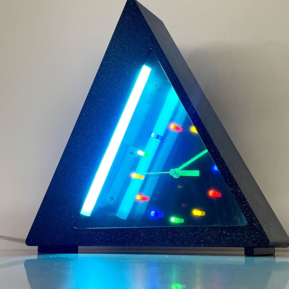 ニューネオンクロック New Neon Clock トライアングル ブラックライト クロック 80's ビンテージ ポストモダン 置時計 美品 ●