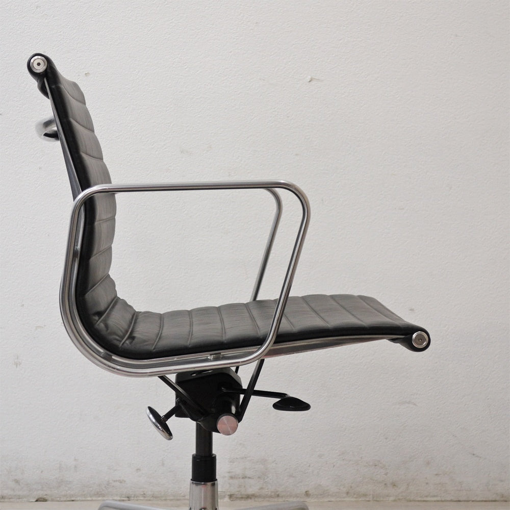 ハーマンミラー Herman Miller イームズアルミナムグループチェア マネージメントチェア アルミバフベース ガス圧昇降仕様 5本脚 キャスタータイプ 本革 イームズ F ●