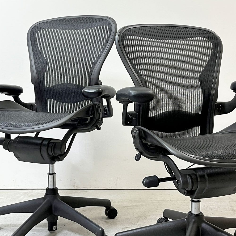 ハーマンミラー Herman Miller アーロンチェア Bサイズ ランバーサポート フル装備 グラファイトベース ビル・スタンフ ＆ ドン・チャドウィック ババナクッション新品●