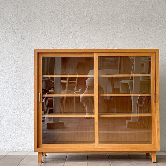 巣巣 susu ガラスキャビネット 食器棚 本棚 チーク無垢材 引き戸扉 北欧テイスト ナチュラルデザイン ◇