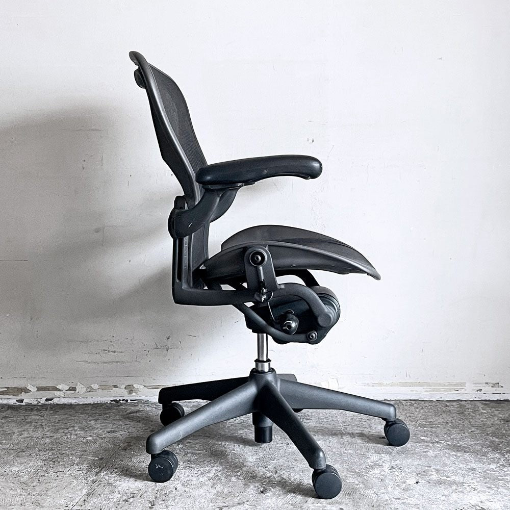 ハーマンミラー Herman Miller アーロンチェア Bサイズ ランバーサポート グラファイトベース ビル・スタンフ ＆ ドン・チャドウィック 現状品 ■