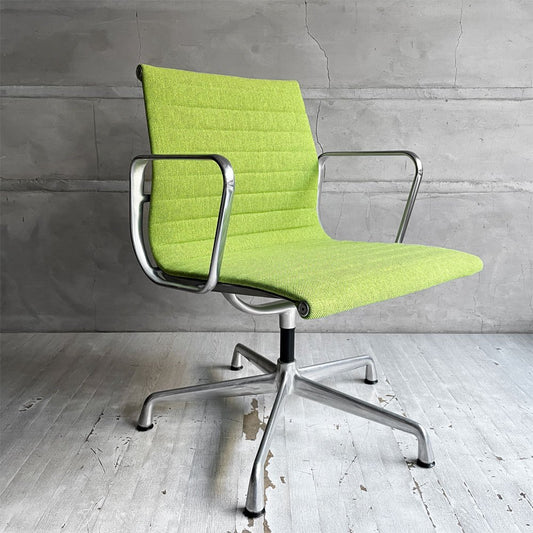 ハーマンミラー Herman Miller イームズアルミナムグループ マネジメントチェア デスクチェア マハラム生地 ペールグリーン アルミバフベース 5本脚 固定脚 昇降無し イームズ ♪