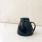 マーガレットハウエル MARGARET HOWELL MHL × ニコラ・タッシー NICOLA TASSIE スモールジャグ 陶製ピッチャー ネイビー系 定価￥27,000- ◎