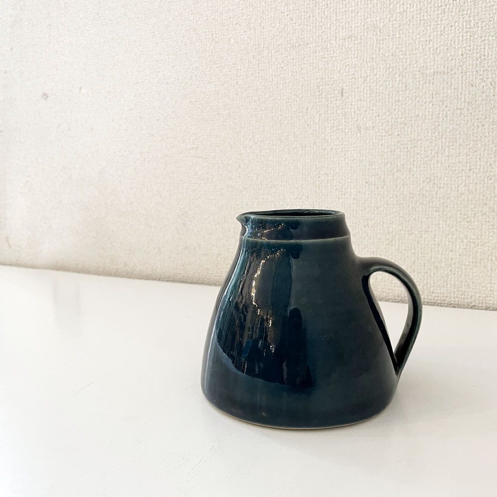 マーガレットハウエル MARGARET HOWELL MHL × ニコラ・タッシー NICOLA TASSIE スモールジャグ 陶製ピッチャー ネイビー系 定価￥27,000- ◎
