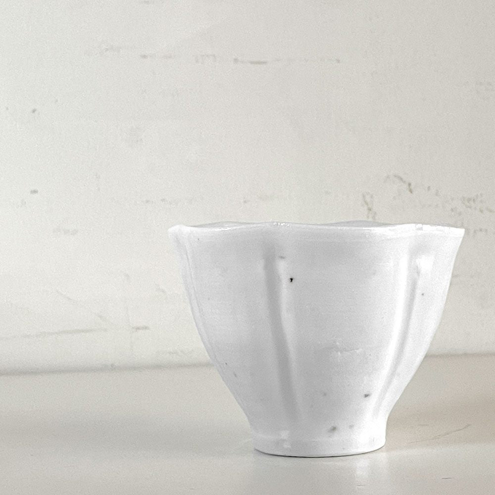 境知子 白釉輪花茶杯 湯呑 ぐい呑み 猪口 カップ 白磁 Φ8.5cm 陶芸家 現代作家 A ■