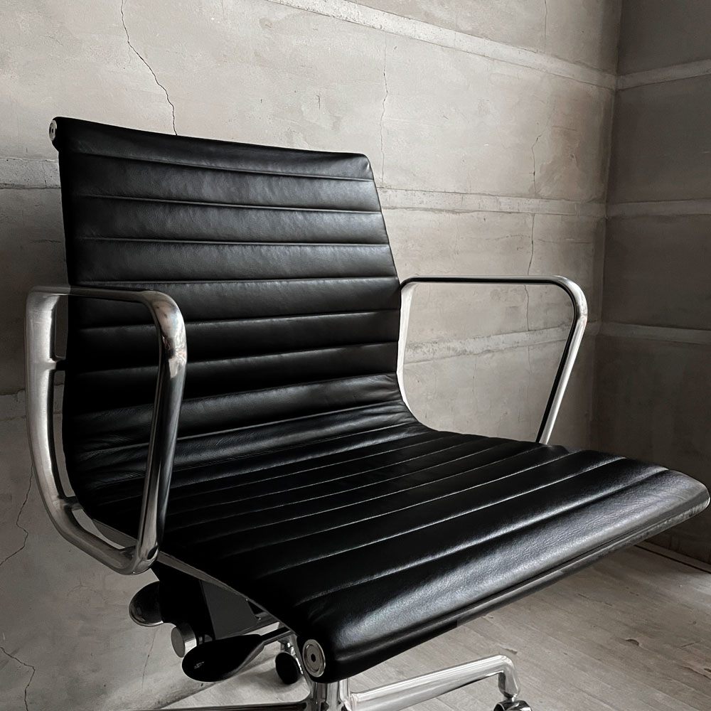 ハーマンミラー Herman Miller イームズアルミナムグループ マネジメントチェア アルミバフベース ガス圧昇降 5本脚キャスター 本革 レザー ブラック ♪