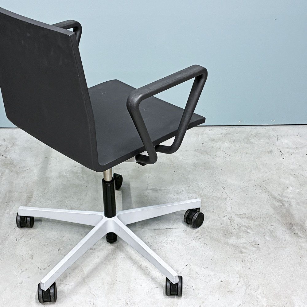 ヴィトラ vitra ゼロフォー 04. スタジオチェア デスクチェア アームレスト付 ブラック マールテン・ヴァン・セーヴェレン 昇降機能 定価202,400円 ◎