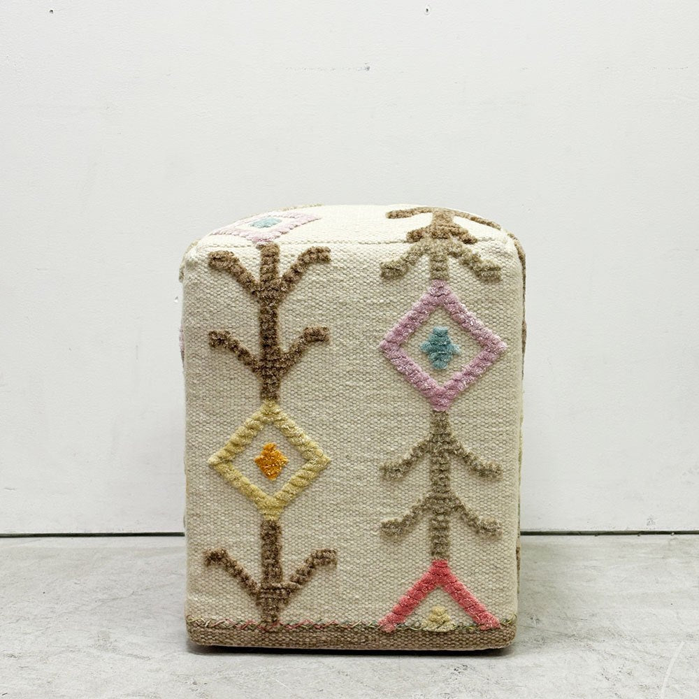 MAT The Basics プフ poufs インド製 キリム スツール 手織り 花モチーフ コンテンポラリー ●