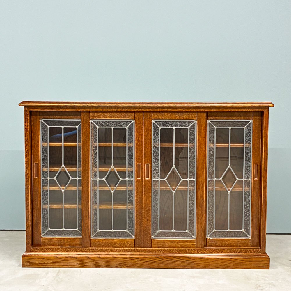 三越家具 カントリーハウス ブルージュ CDB3 ガラスキャビネット ステンドグラス 引き戸 4枚扉 オーク材 カントリースタイル アンティークスタイル W117cm ◎
