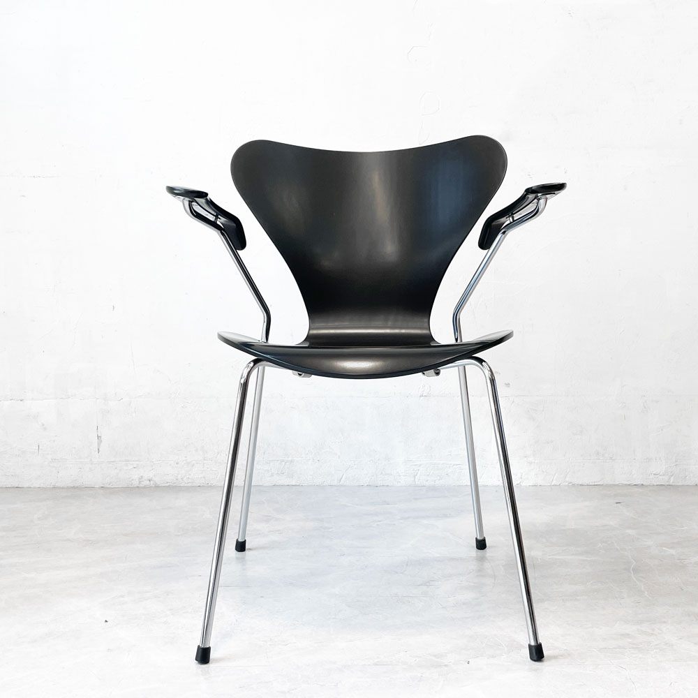 フリッツハンセン Fritz Hansen 3207 セブンチェア アームチェア ラッカー ブラック アルネ ヤコブセン 北欧家具 参考価格￥146,080 - ★