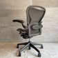 ハーマンミラー Herman Miller アーロンチェア Bサイズ ランバーサポート フル装備 クラシックカーボンメッシュ グラファイトベース ビル・スタンフ ＆ ドン・チャドウィック バナナクッション新品 ♪