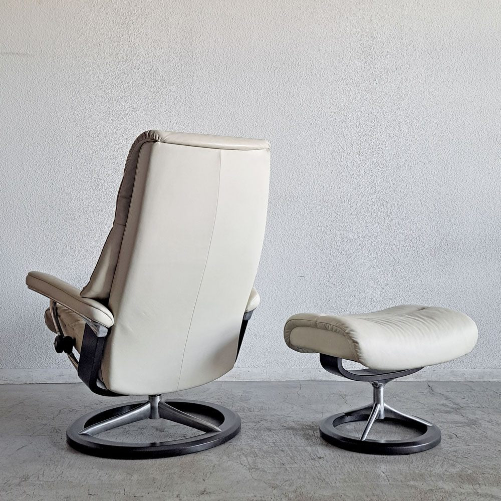 エコーネス EKORNES ビュー View ストレスレスチェア stressless リクライニングチェア シグニチャーベース Mサイズ オットマン付き 牛革 定価513,700円 〓