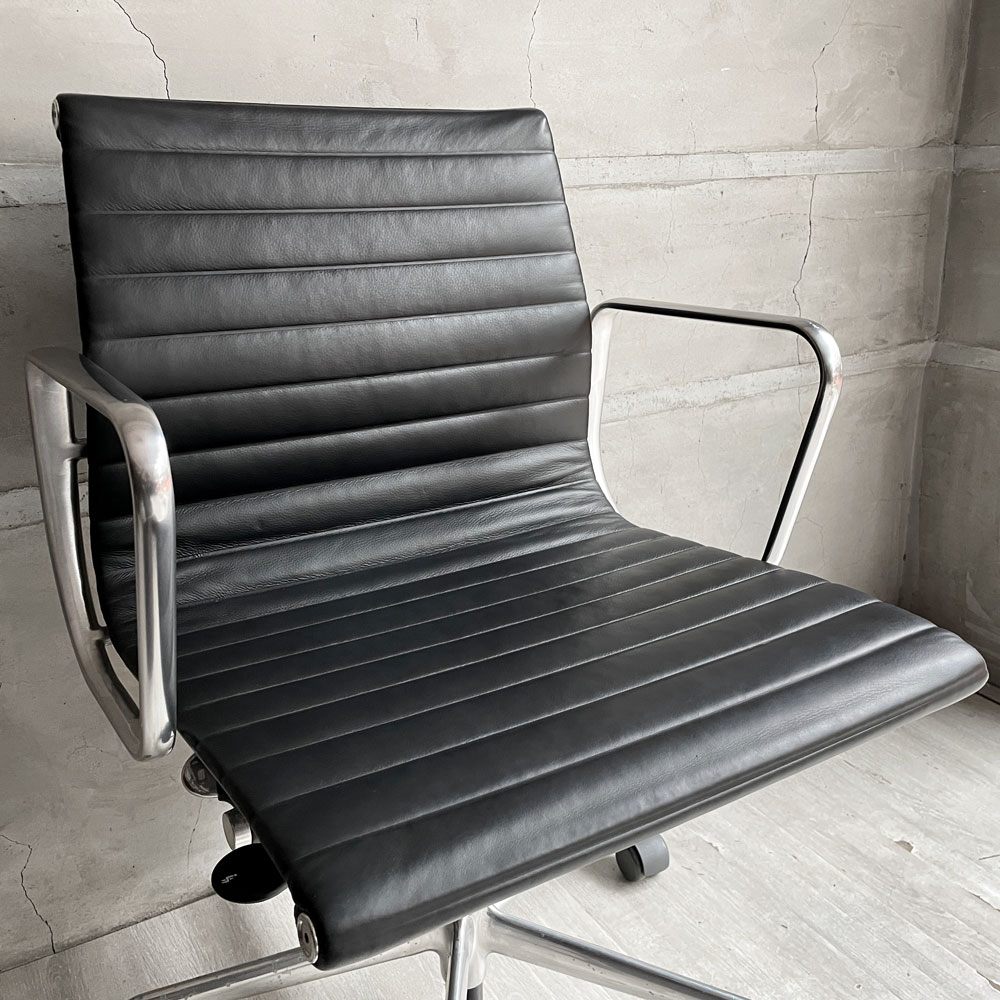 ハーマンミラー Herman Miller イームズアルミナムグループ マネジメントチェア アルミバフベース ガス圧昇降 5本脚キャスター 本革 レザー ブラック C ♪