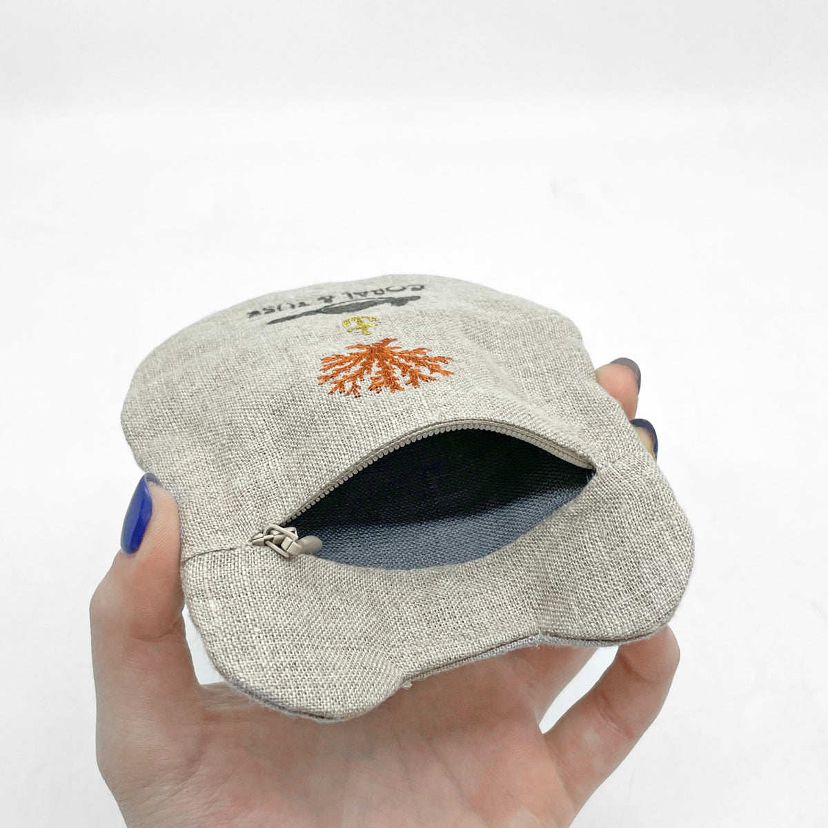 コーラル・アンド・タスク coral&tusk Lucky Frog with Bell Pouch ポーチ ステファニー・ハウズリー Stephanie Housley's リネン 刺繍 ●