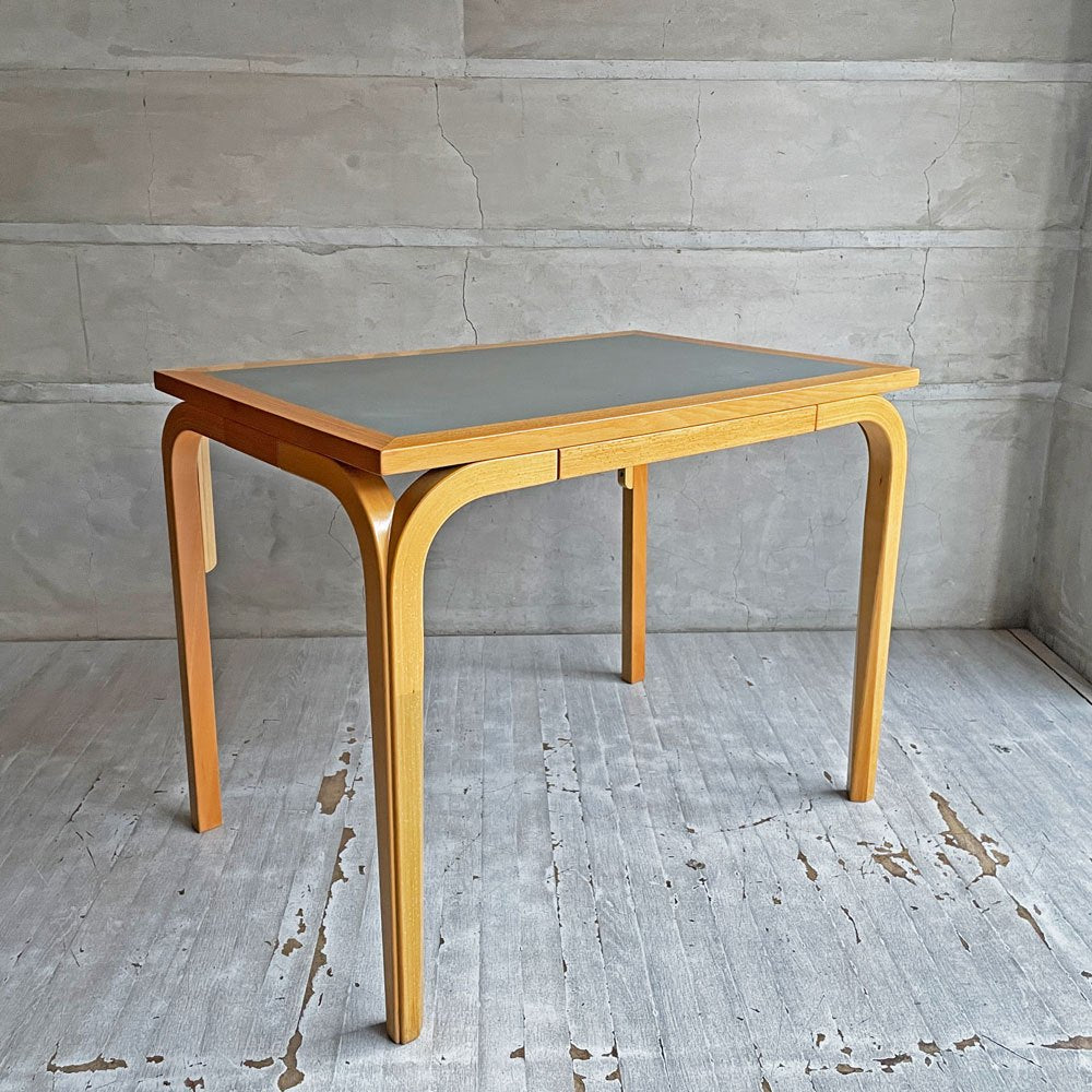 マグナスオルセン Magnus Olesen リノリウム天板 カフェテーブル ワークデスク ダイニングテーブル ビーチ材 プライウッド W85 x D57 x H66 cm デンマーク 北欧家具 ♪