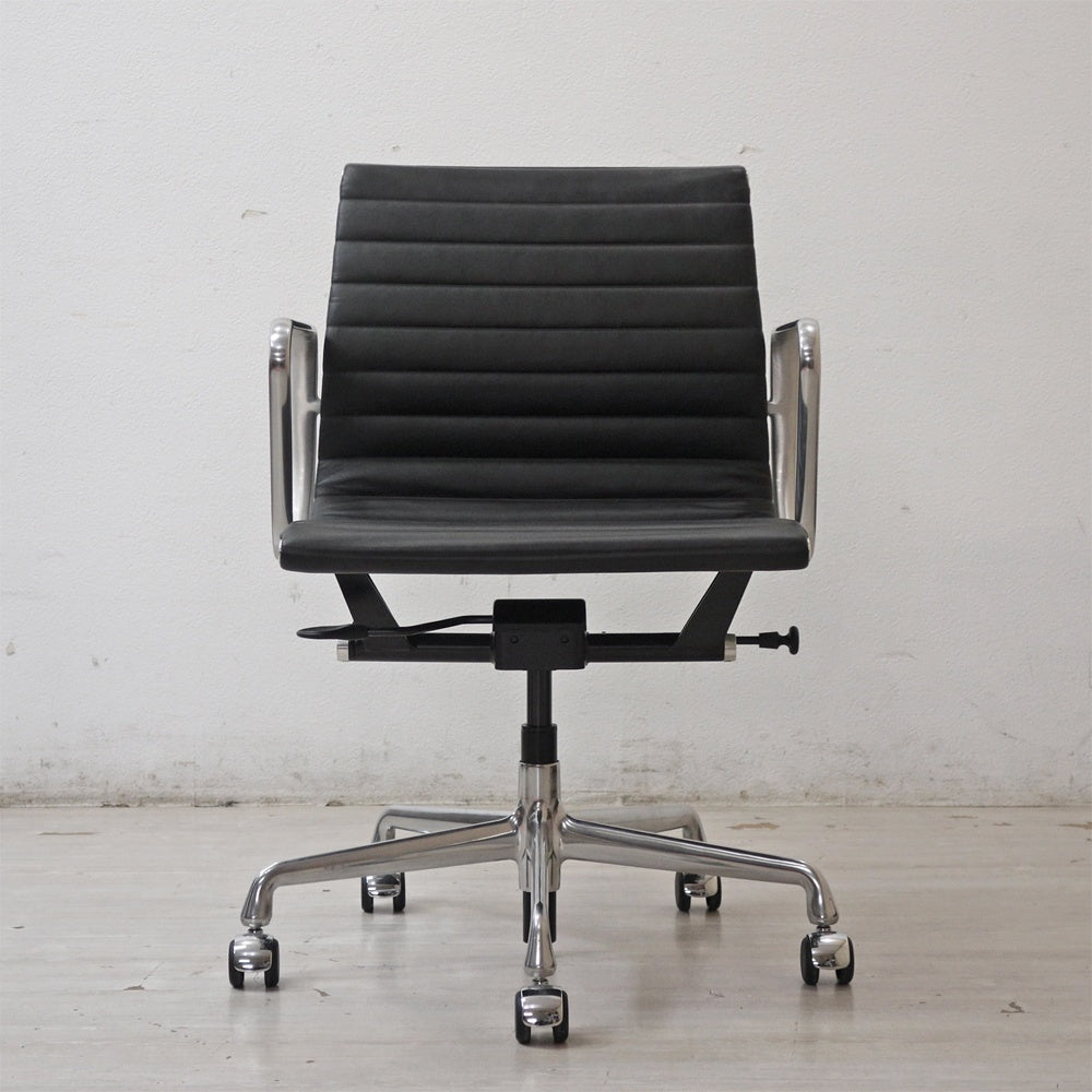 ハーマンミラー Herman Miller イームズアルミナムグループチェア マネージメントチェア アルミバフベース ガス圧昇降仕様 5本脚 キャスタータイプ 本革 イームズ B ●