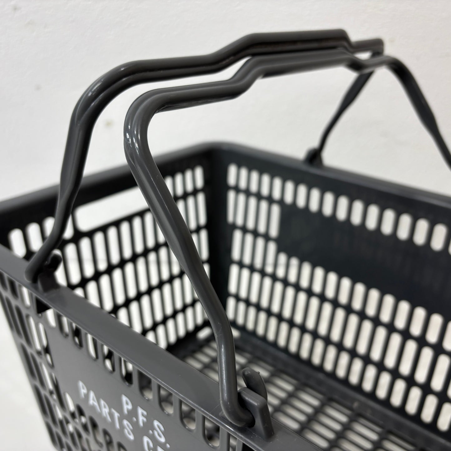 パシフィックファニチャーサービス PACIFIC FURNITURE SERVICE P.F.S バスケット 買い物かご プラスチック製 ●