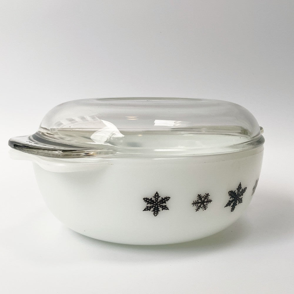 パイレックス Pyrex スノーフレーク ガーランド Snowflake キャセロール 蓋付 ミルクガラス ガラス イギリス JAJ製 オールドパイレックス ビンテージ ■