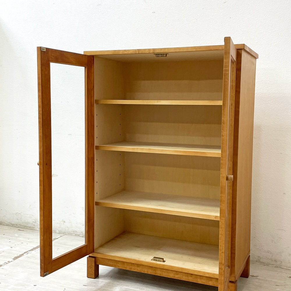 イクスス ikususu FURNITURE ガラスキャビネット 飾り棚 本棚 アルダー材 ナチュラルモダン 廃番 ●