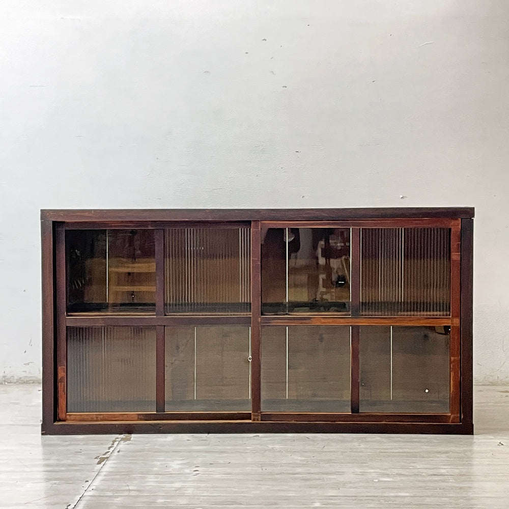 ジャパンビンテージ Japan Vintage ガラスキャビネット 水屋箪笥 食器棚 カップボード 波ガラス & ゆらゆらガラス 引き戸 古家具 店舗什器 木味 W167cm ●