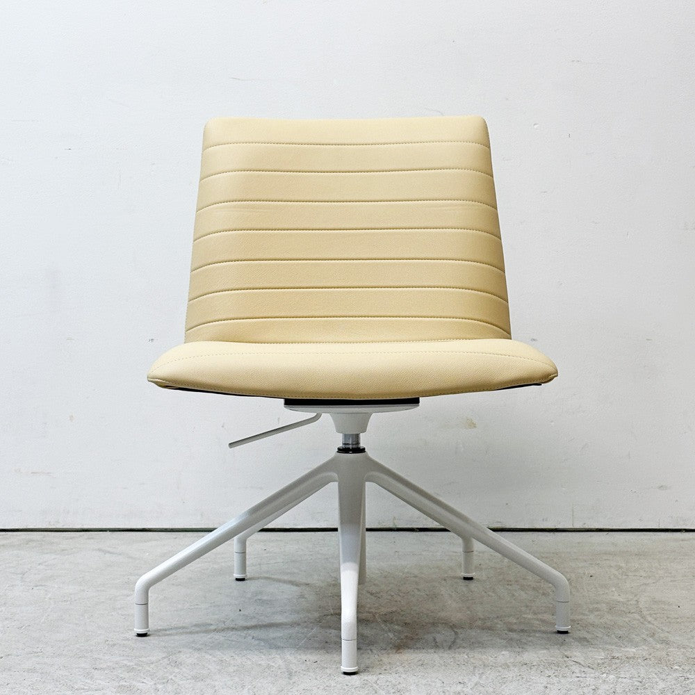 アンドリューワールド Andreu World フレックス エグゼクティブ Flex Executive ローバックチェア 回転式スターベース 本革 参考定価278,630円 ●