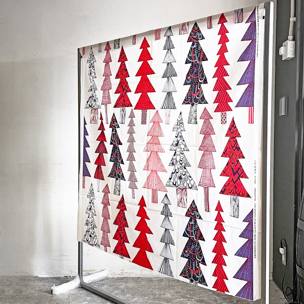 マリメッコ marimekko クーシコッサ Kuusikosssa もみの木 ファブリック 赤 マルチカラー 146×143cm Maija Louekari フィンランド 北欧雑貨 ■