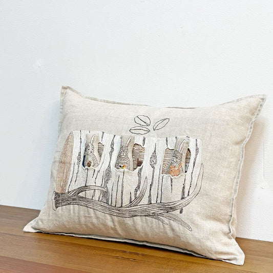 コーラルアンドタスク Coral & Tusk アスペンログバニーズ ウィズポケット Aspen log bunnies w/p 30x40cm クッション リネン カバーリング 刺繍 ●